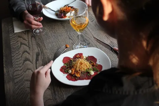 Två förrätter och ett glas vin. 