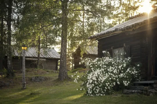 Timmrade hus vid Dössbergets hembygdsgårdar i Bjursås.