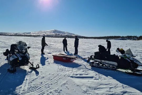 Fiskare på sjö med sina skotrar.