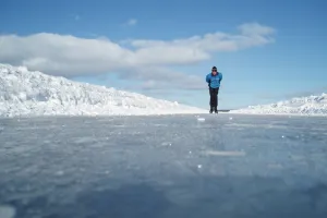 Skridåskåkare på is.