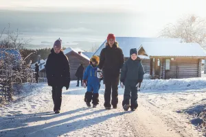 Familjen Olars på vinterpromenad i Fryksås i Dalarna.