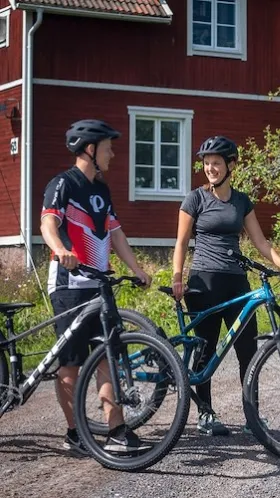 Par som cyklar i Världsarvet Falun