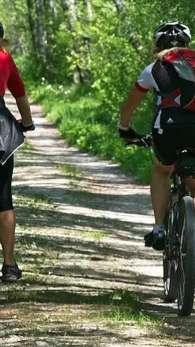 Två personer som cyklar på en led.