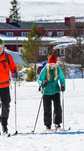 Familj som går på turskidor vid Fjällstationen i Grövelsjön.