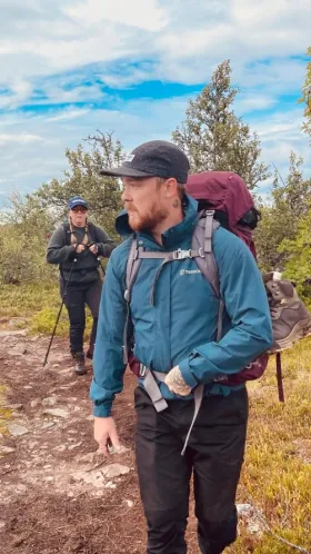 Personer som vandrar en höstdag.