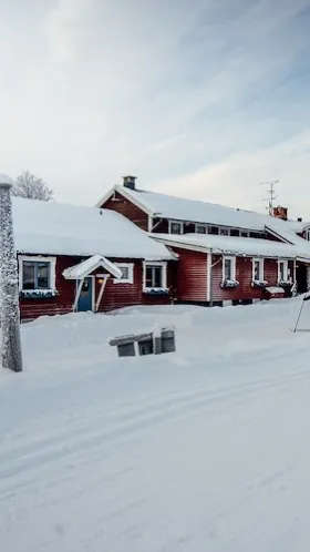 Lövåsgården Fjällhotell i vintermiljö.