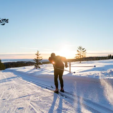 Längdskidåkare i längdspår på Orsa Grönklitt.