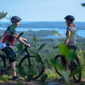 Cyklister på cross country led.