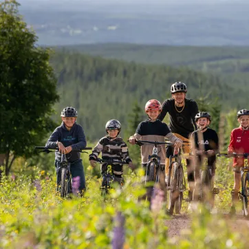 Familj som cyklar