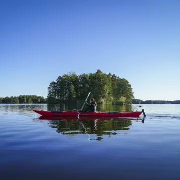 Kajakpaddlare i sjö.