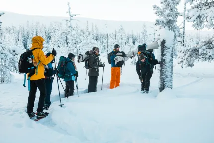 En grupp människor som står i snö.