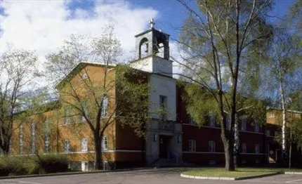 En kyrka och några träd.