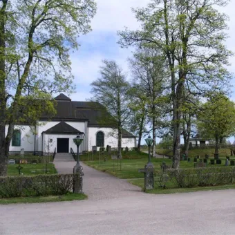 Gångväg genom kyrkogården till Säfsnäs kyrka.
