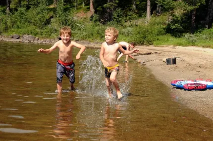 Barn som springer i vatten