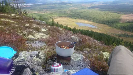 Matlagning med utsikt över bergen.