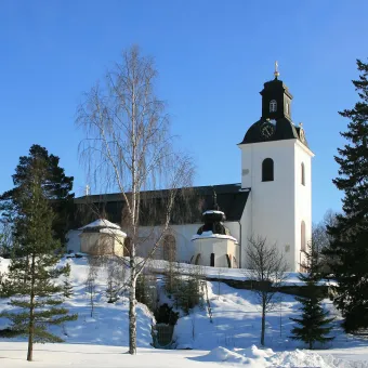 Vy över Garpenbergs kyrka vintertid