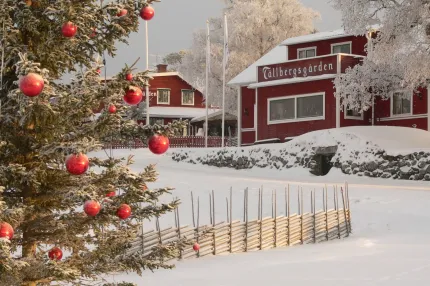 Tällbergsgårdens exteriör i vintermiljö.