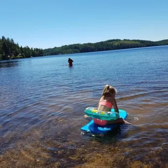 En flicka som badar i sjön.