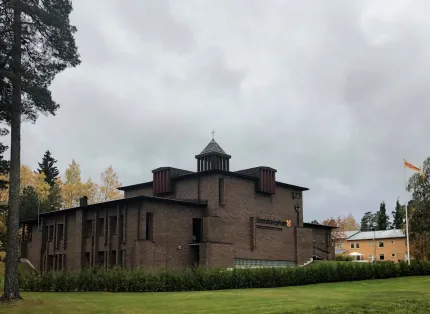 Grängesbergs kyrka en mörkbrun tegelbyggnad.