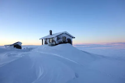 Exterior of Lilla Tangsjöstugan during winter.