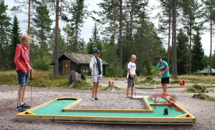 Family playing mini golf in Orsa Grönklitt.