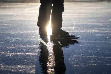 Skater on Lake Öjesjön.
