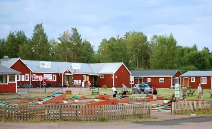 Bangolfbana på Älvdalens camping med röda byggnader runtom.