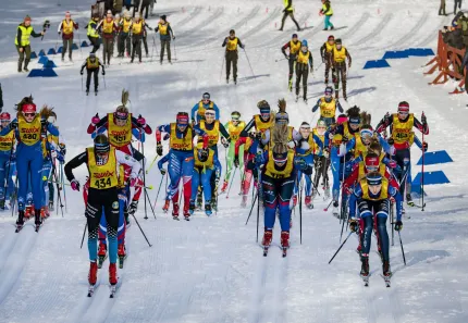 Tävlande ungdomar på skidor.