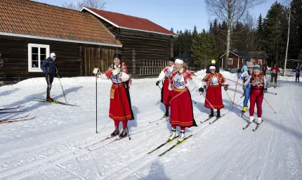 Skidåkare i folkdräkt.