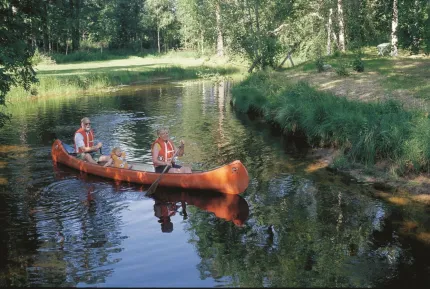 Vuxna och barn i en kanot.