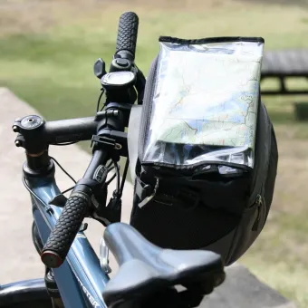 Cykel med en cykelväska och i väskan syns en karta tydligt.