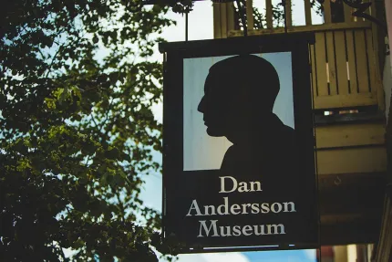 Skylt ovnför entrén till Dan Andersson museet med siluettbild på Dan.