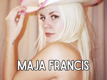 En kvinna med blont hår i rosa hatt, vit text Maja Francis.