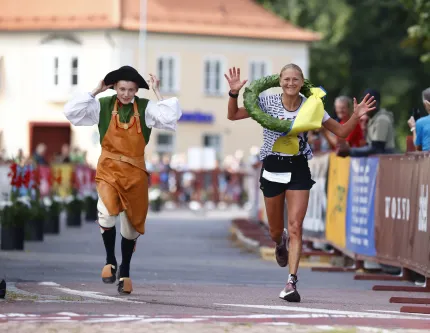 The female winner run to the finish line.