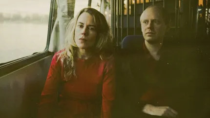 Två personer som sitter i en buss.