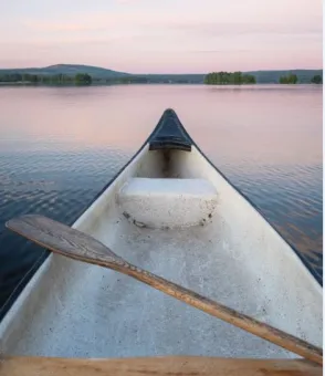 En kanot på en sjö.