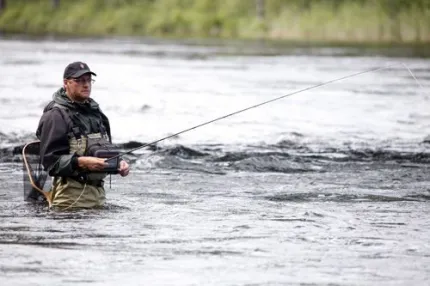 En person som fiskar i en flod.