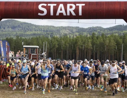 Many runners at the start.