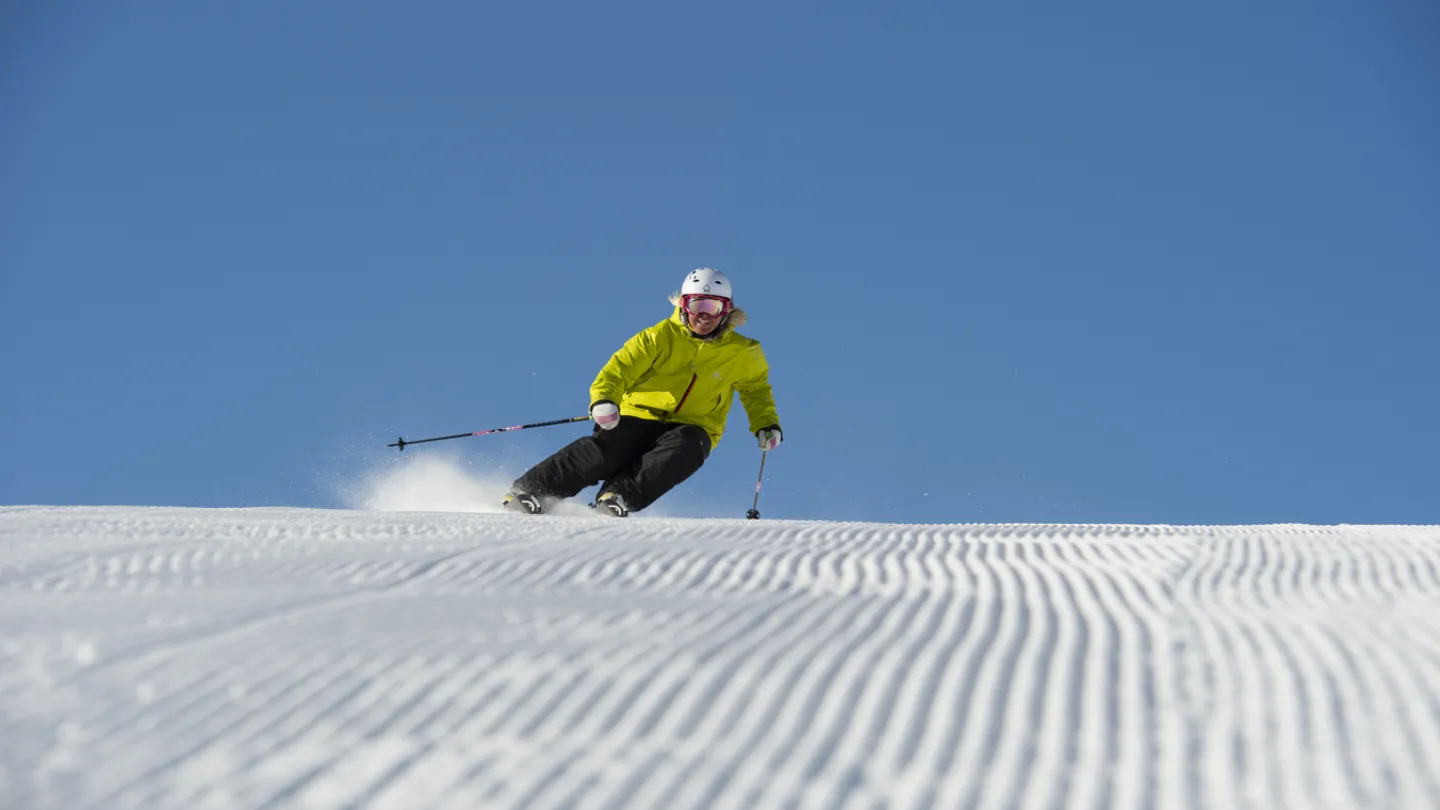 Tjej som åker slalom.