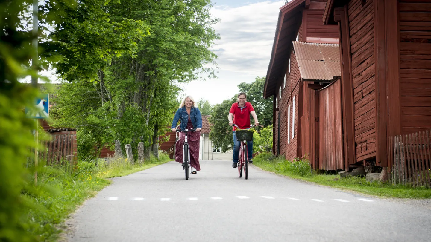 Ett par som cyklar på väg.