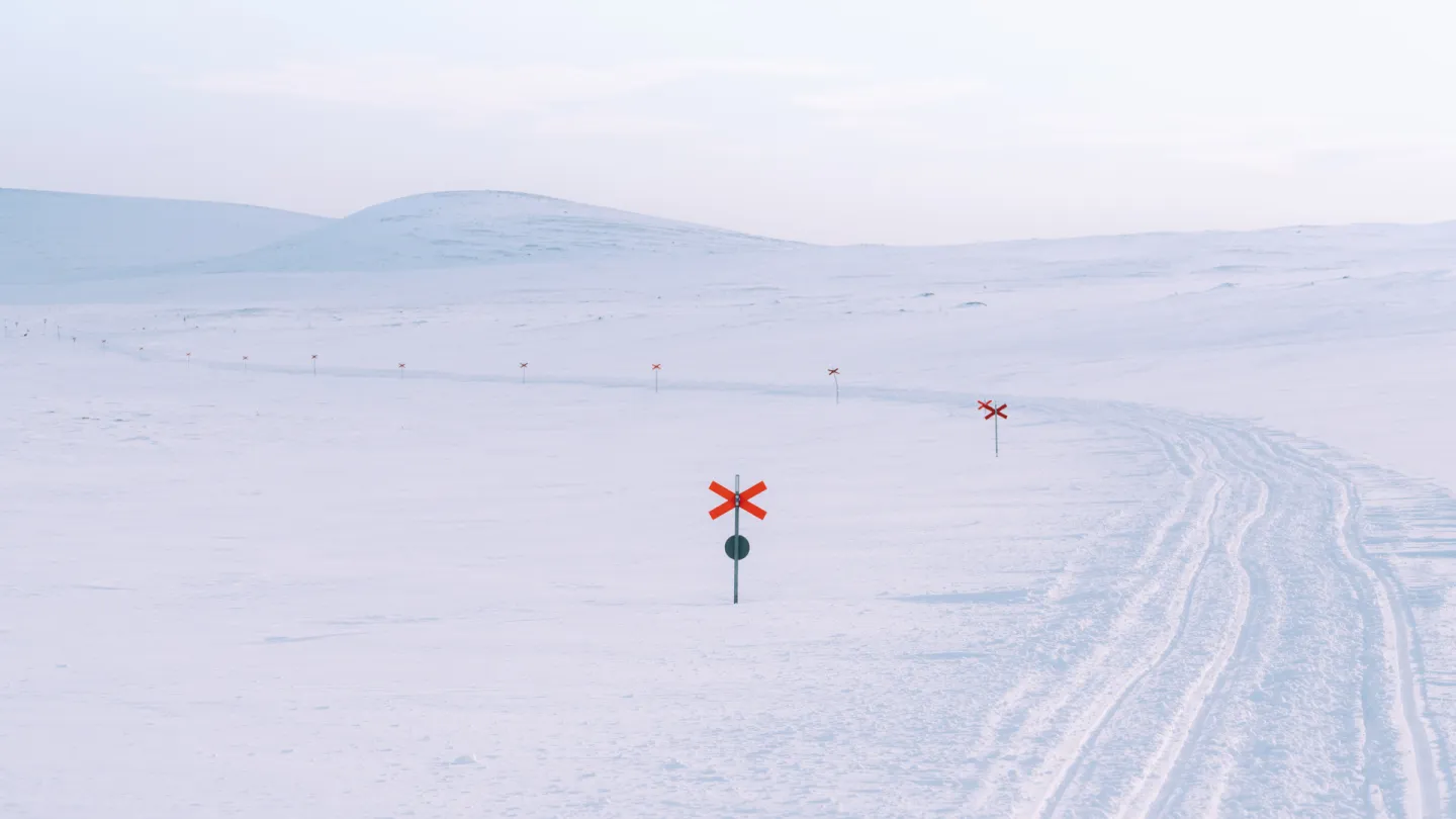 Vy över fjällen i Grövelsjön i snölandskap.