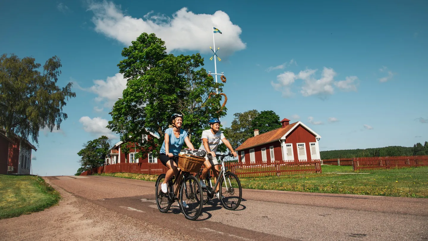 Ett par som cyklar på väg.