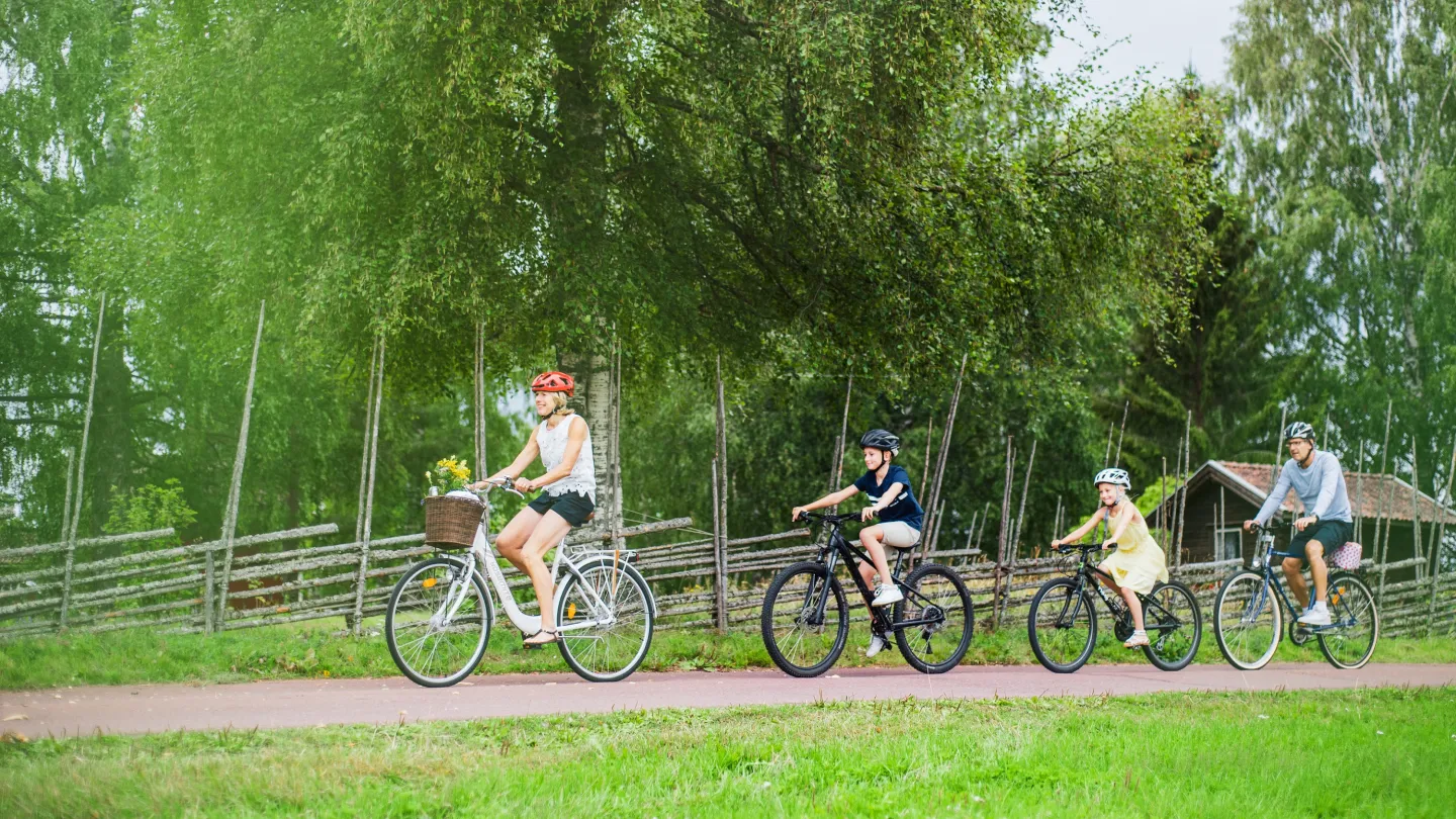 Familj som cyklar.