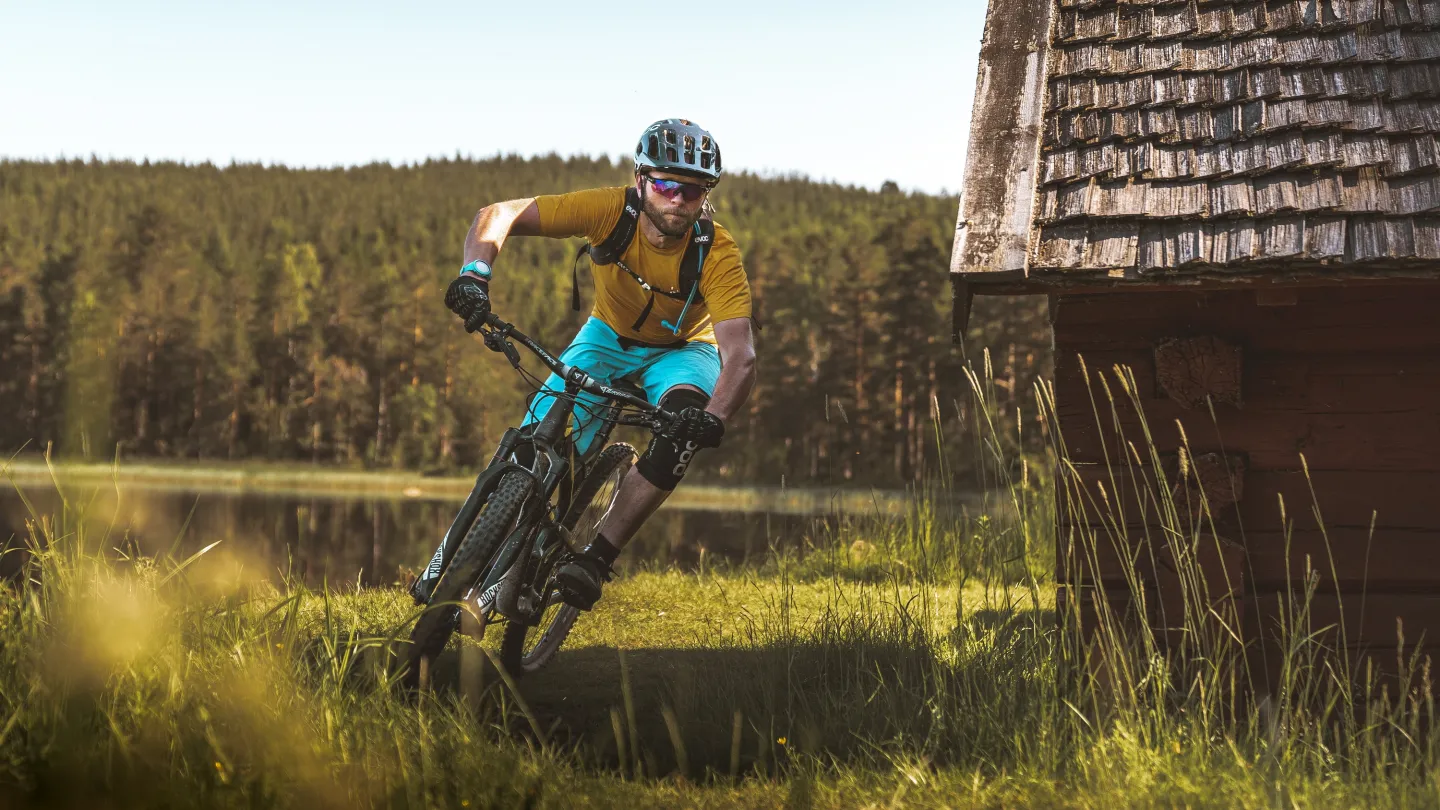 Kille som cyklar på en mountainbike längs en led.