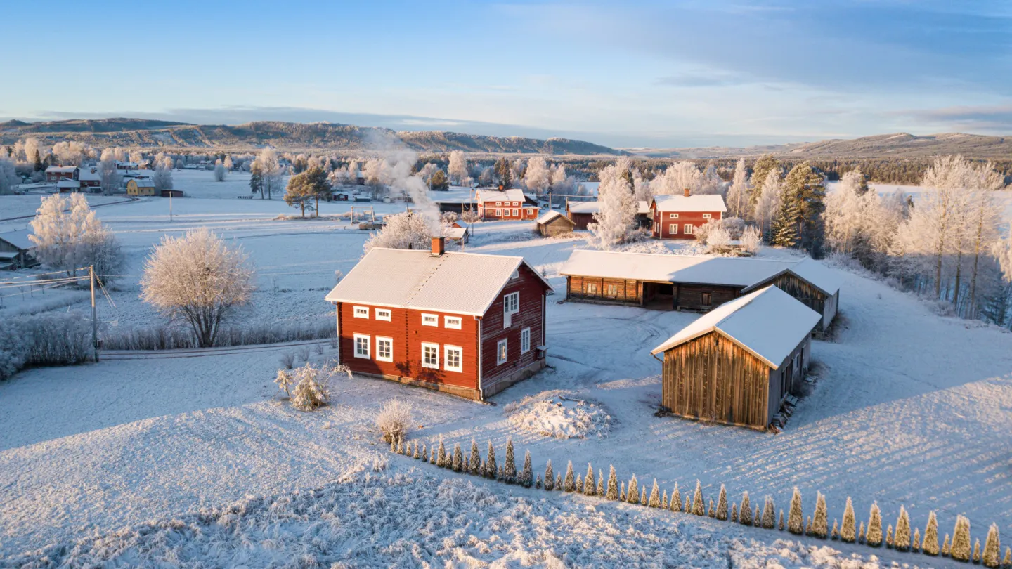 Röda hus i snö.