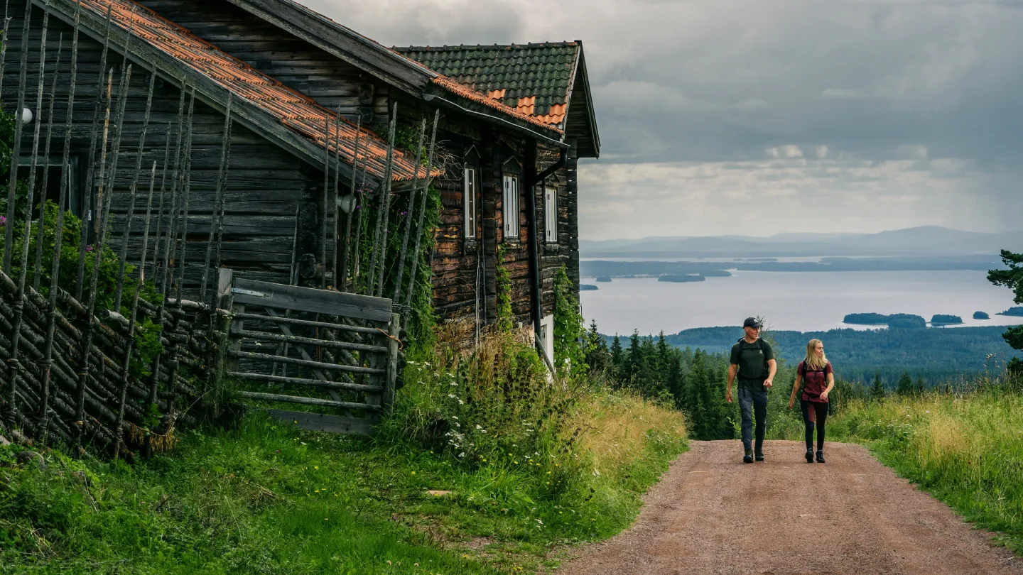 Par som vandrar på grusväg.