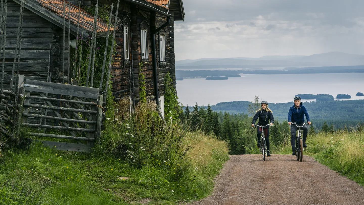 Ett par som cyklar på grusväg.