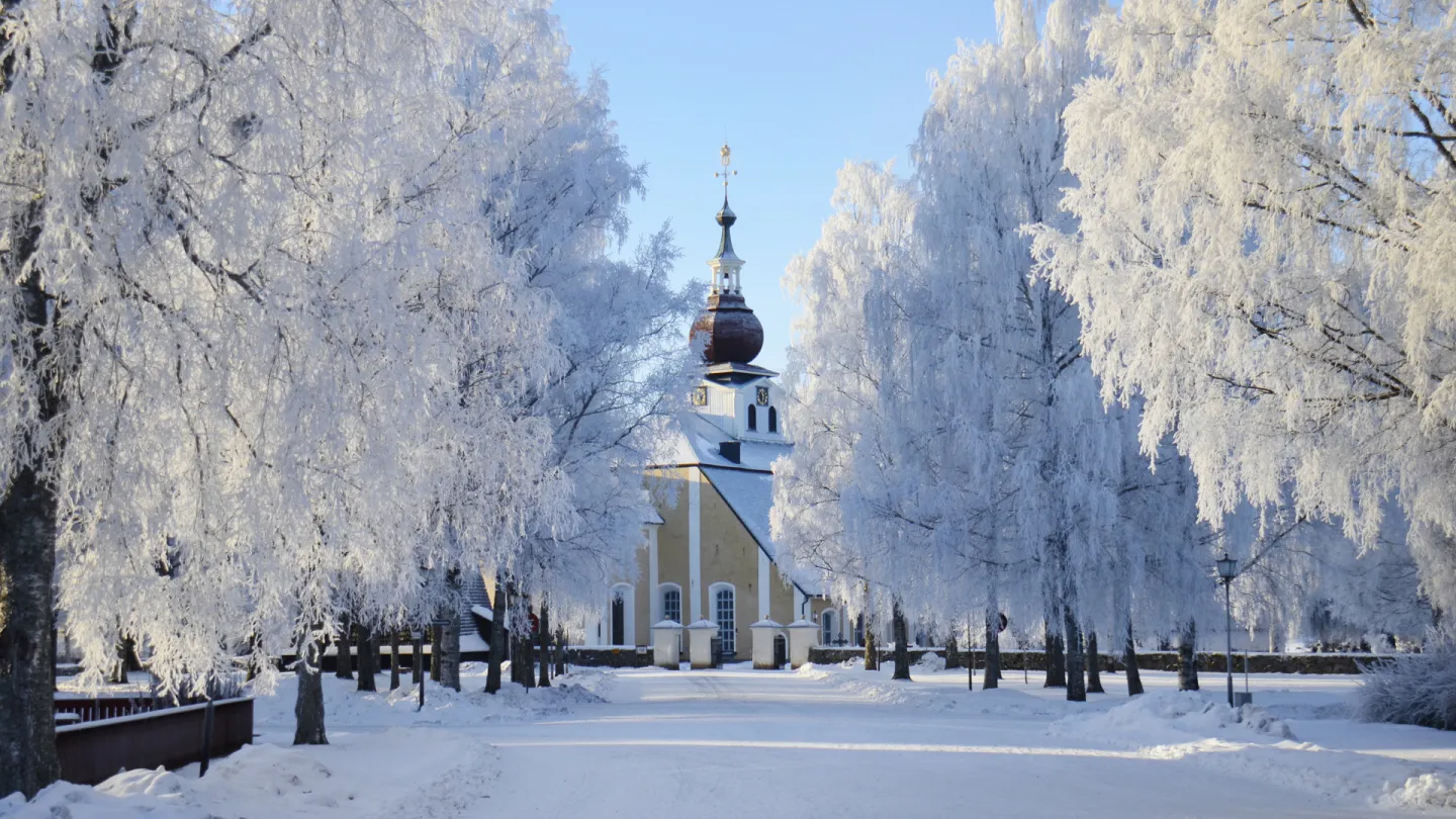 Leksands kyrka i snö.