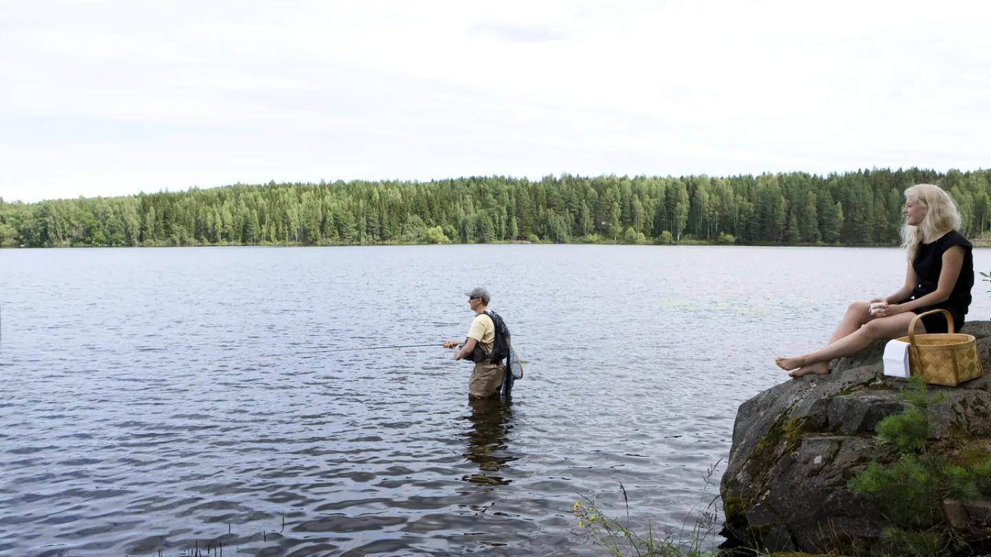 En flugfiskare i sjö.