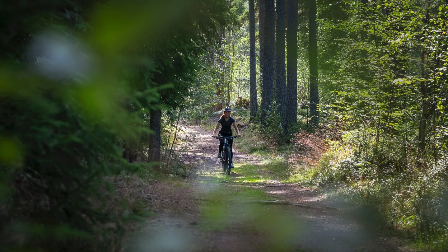 En tjej som cyklar på gruvsväg.